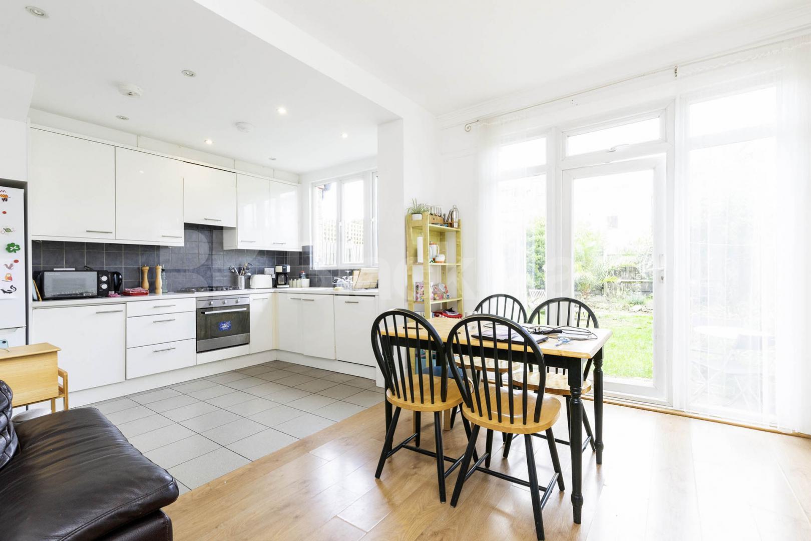 Large three bedroom split level house with garden mins to tube & shops!  Fairlawn Ave, East Finchley
